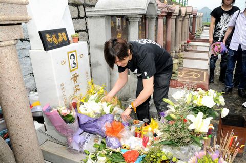 黃家駒逝世15週年 葉世榮與眾歌迷前往祭拜(圖)