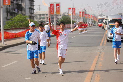 图文:圣火在淮南芜湖传递 第156棒火炬手传递-搜狐2008奥运