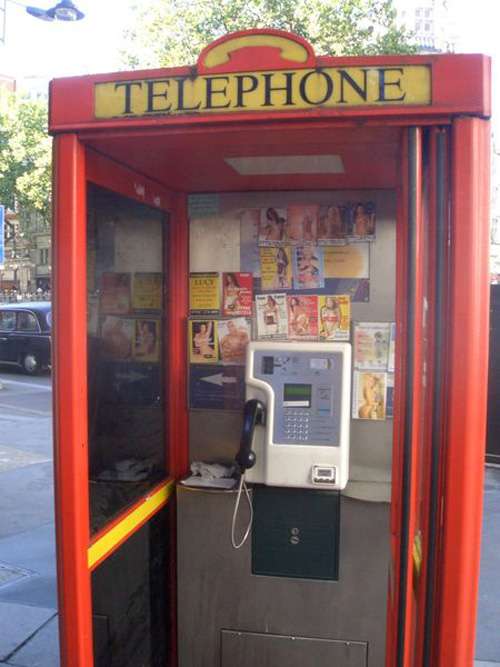 英国的公用电话亭内贴满了妓女广告(互联网)