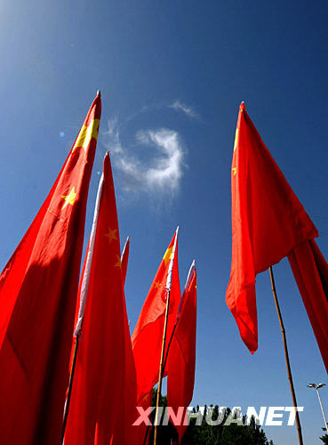 五星红旗在敦煌上空飘扬 新华社记者韩传号摄