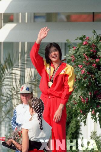 伏明霞在1992年巴塞罗那奥运会上夺得10米跳台冠军时只有14岁,是奥运