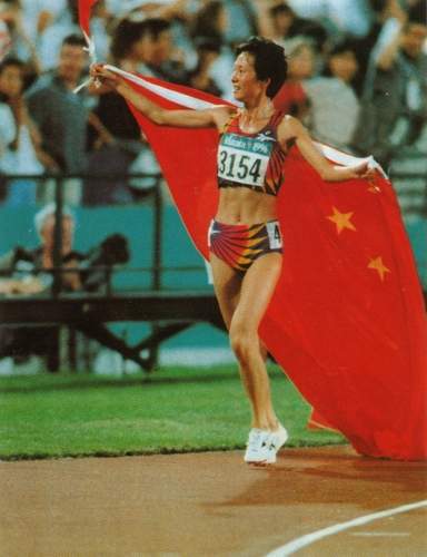 1996年7月28日，中国选手王军霞在第26届奥运会女子5000米比赛中，以14分59秒88的成绩获得金牌。这位有“东方神鹿”美称的选手以如此绚丽的一笔，为自己的运动生涯画上了一个圆满的句号。当王军霞率先冲过终点后，看台上一位中国青年将手中的一面五星红旗交到她，王军霞把国旗披在身上，双手兴奋地舞动着旗角，环绕赛场，与看台上的每一位炎黄子孙共享胜利后的喜讯。和唐灵生那精彩的夺冠瞬间一样，王军霞这一“经典画面”至今仍深深地印在了国人的脑海中