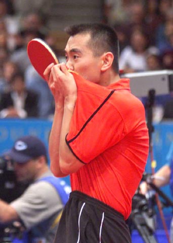 2000年的悉尼奥运会男单决赛，孔令辉夺冠后亲吻球衣上国旗的一幕让人记忆犹新。孔令辉是中国乒乓球界的一座里程碑，他拿到中国历史上第一个横板进攻打法的男单冠军，和刘国梁一起开启中国男子乒坛“双子星时代”，总共夺得过包括世界杯、世锦赛和奥运会在内的11个世界冠军，成为名副其实的大满贯冠军得主。