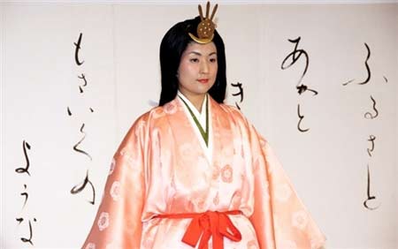 日本女模特展示12层和服的穿戴程序。