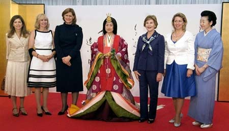 “八国集团”各国首脑的夫人与身穿和服盛装的模特合影。