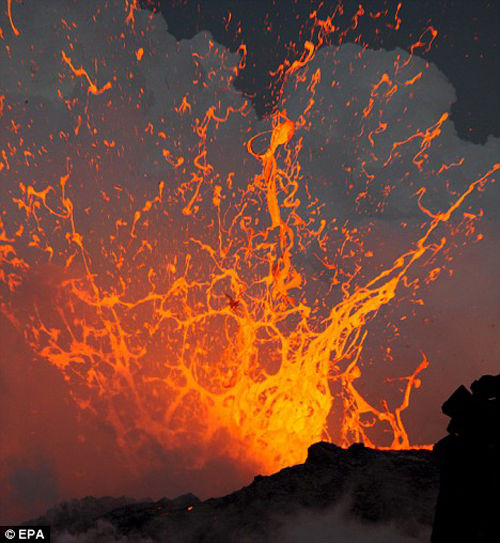 火山熔岩从一处火山口爆发出来