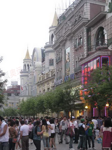 哈尔滨百年老街中央大街上的欧式建筑