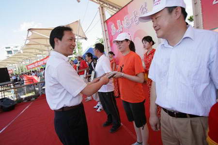 郁建生颁发优秀协办单位奖仲伟林主任现场讲话仲伟林颁发团体奖7月8日