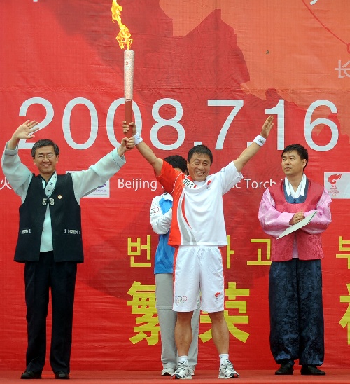 图文:奥运圣火在延吉传递 金光镇展示火炬