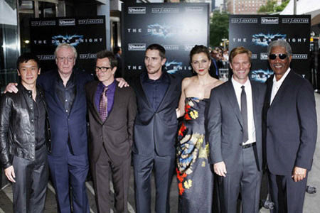 7月14日纽约首映式演员合照：（从左到右）黄经汉、迈克尔·凯恩、加里·奥德曼、克里斯蒂安·贝尔、玛吉·吉伦哈尔、亚伦·埃克哈特和摩根·弗里曼。（路透社）