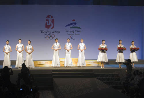 北京奥运会青花瓷礼服图片