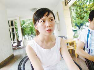 顾云仙在绵阳市一公园里接受采访。李宏 摄　
