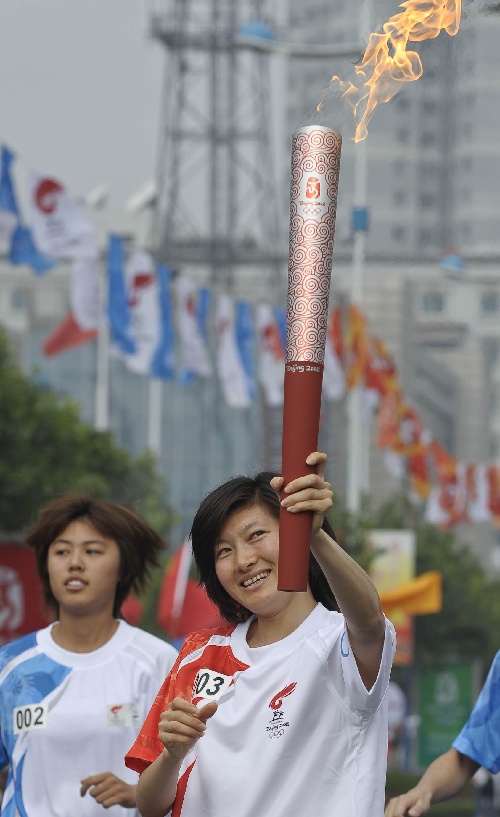 图文:奥运圣火在济南传递 火炬手邢慧娜