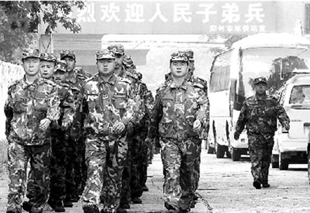 救灾勇士们下火车后列队走出郑州北站，受到市民的热情欢迎  
