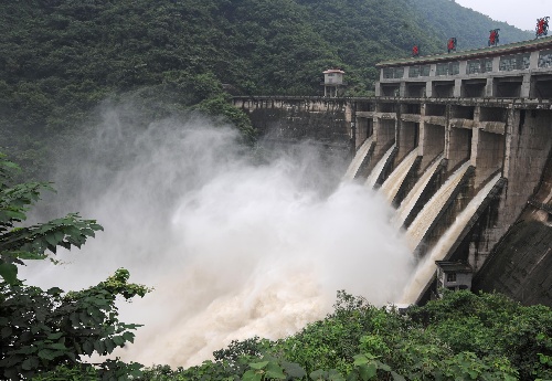 组图:湖北宜都开闸泄洪保水库安全