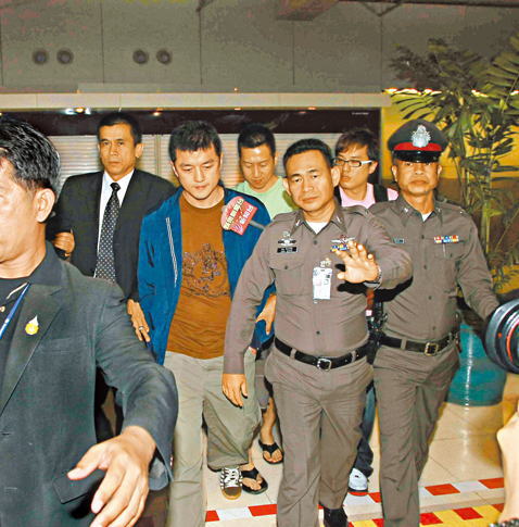 李亚鹏前晚就打记者事件亲往曼谷机场警局协助调查。