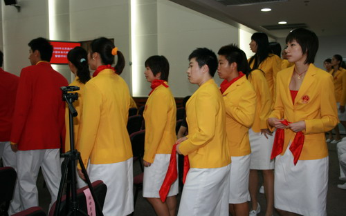 图文：中国奥运代表团成立 中国羽毛球队到场