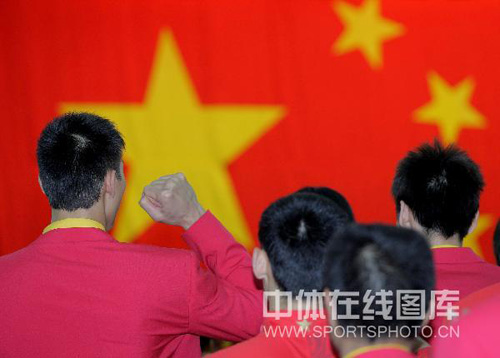 图文：中国奥运代表团誓师大会 易建联宣誓背影