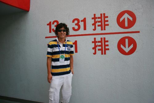 李毅男探营沈阳奥体 帅哥假扮记者造型超酷(图)