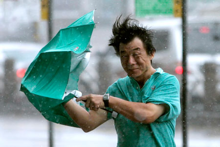 大风中行走的人图片图片