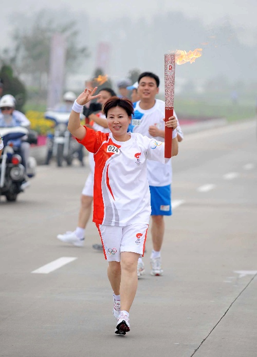 图文:奥运圣火在石家庄传递 火炬手冀晓云