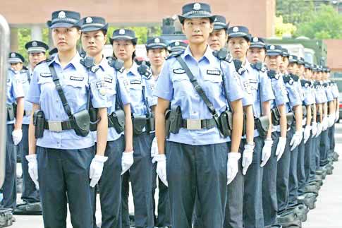 女民警們展示本次添加的新式裝備.