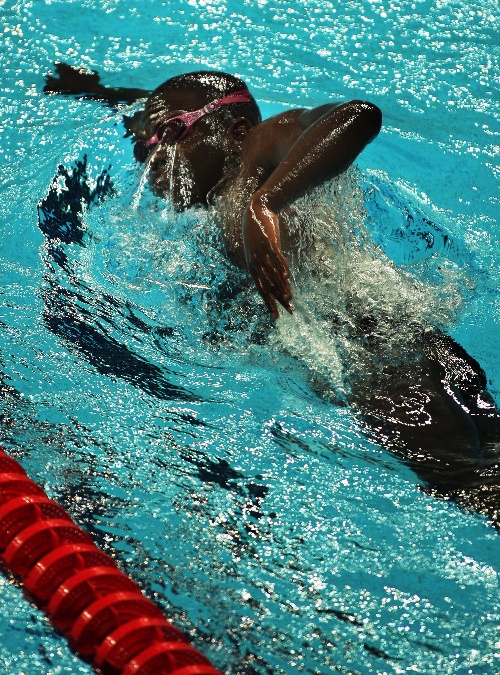 图文:水立方水中幻影 黑人运动员游泳训练