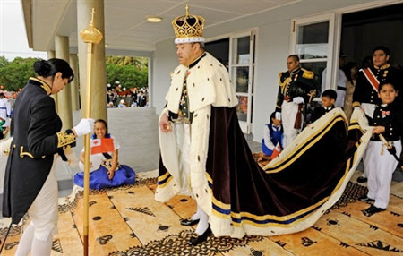 8月1日,汤加首都努库阿洛法,汤加国王图普五世身穿华丽服装参加冕庆典