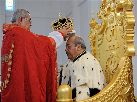 汤加国王举行加冕庆典 从中国定镶金宝座(组图)