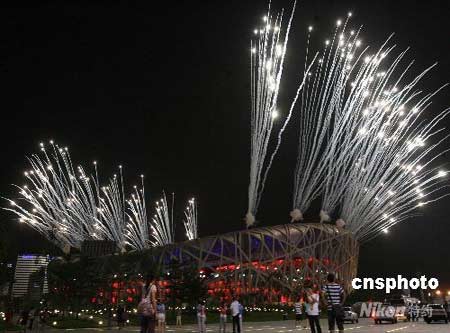8月2日，北京奥运会开幕式第二次彩排在国家体育场“鸟巢”进行。图为“鸟巢”上空烟花绽放。 中新社发 武仲林 摄