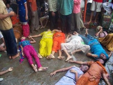 印度庙宇发生踩踏事故 145人死亡300多人受伤(组图)