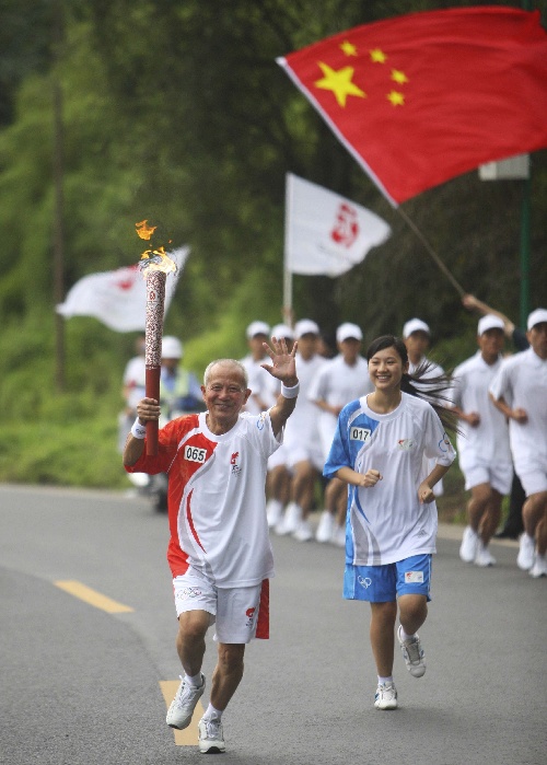 圖文奧運聖火在樂山傳遞火炬手張宏華