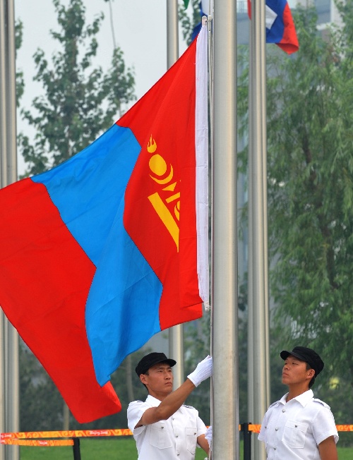 图文蒙古国代表团奥运村升旗升起蒙古国国旗