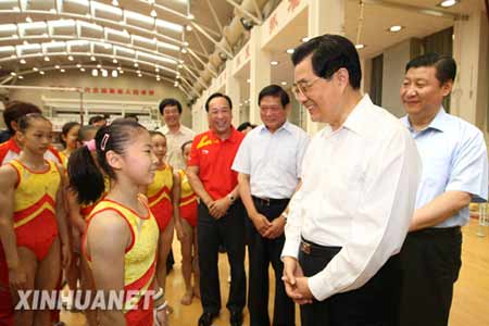 7月23日，中共中央总书记、国家主席、中央军委主席胡锦涛和中共中央政治局常委、中央书记处书记、国家副主席习近平来到国家体育总局训练局考察奥运备战工作。这是胡锦涛亲切勉励国家女子体操队队员加紧训练、为国争光。 新华社发 