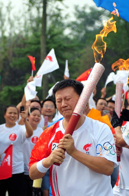 图文:奥运圣火在成都传递 火炬手杨力