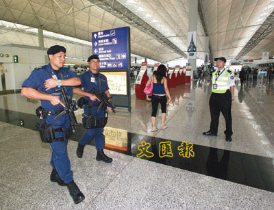 机场特警手持轻巡逻,每行登机柜位都有最少1名保安人员站岗