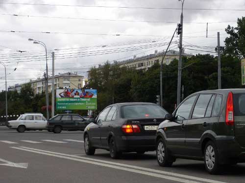 莫斯科街头的奥运广告上写着：到北京为我们的运动员加油吧！