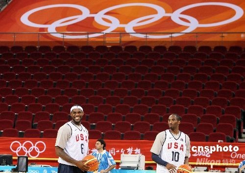 8月7日晚，“梦八队”首次到北京奥运会篮球比赛馆－－五棵松篮球馆适应场地，球队的两位“老大”科比、詹姆斯与队友轻松训练。 中新社发 任晨鸣 摄