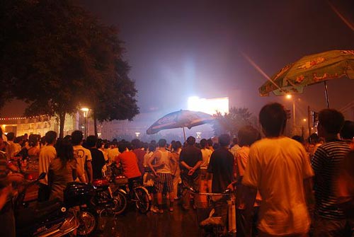 济南泉城市民风雨无阻看奥运开幕式