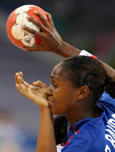 图文：北京奥运会女子手球法国vs安哥拉  拼搏