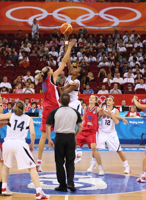 图文女篮美国vs捷克比赛开始时跳球