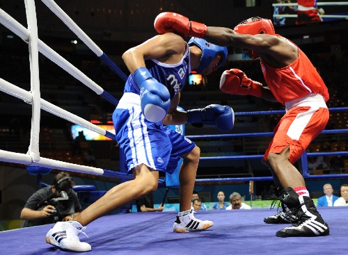 图文拳击男子轻量级拳手在比赛中对峙