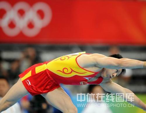 图文：体操男团决赛中国队冲击金牌 陈一冰比赛