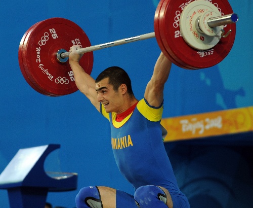 举重——男子69公斤级b组比赛赛况     8月12日,罗马尼亚选手亚历山德
