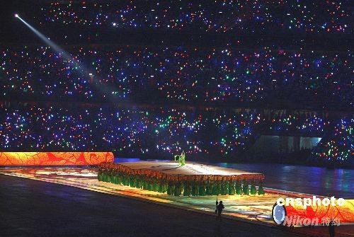 第二十九届夏季奥运会8月8日晚在北京奥林匹克公园内的国家体育场举行开幕式，演员在美丽“画卷 ”上表演的“丝路”舞蹈。 中新社发 任晨鸣 摄
