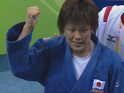 图文：[夺金时刻]上野雅惠柔道70公斤级冠军