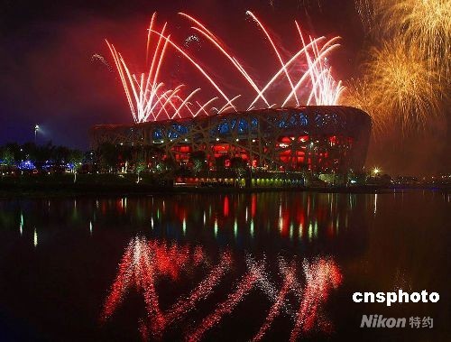 2008年8月8日晚，北京奥运会开幕式在国家体育场（“鸟巢”）隆重开幕，燃放的烟花壮观绚丽，令人叹为观止。 中新社发 孙洪杰 摄