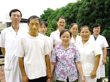 彭志福夫妇与南宁市福利院的医护人员合影留念