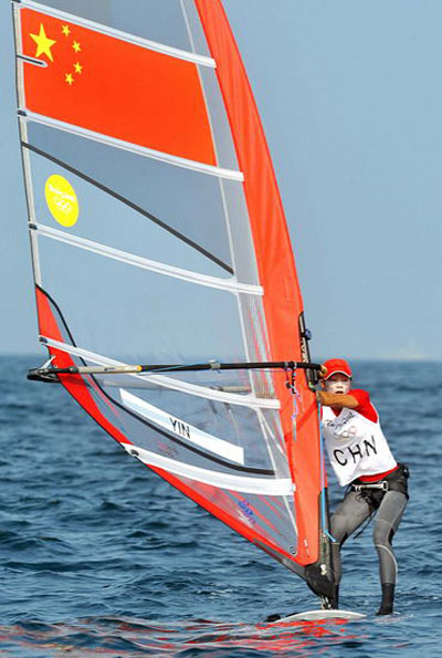 图文：奥帆赛场的中国红 中国女子帆板选手殷剑