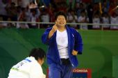 图文：佟文女子78公斤以上级夺金 庆祝胜利